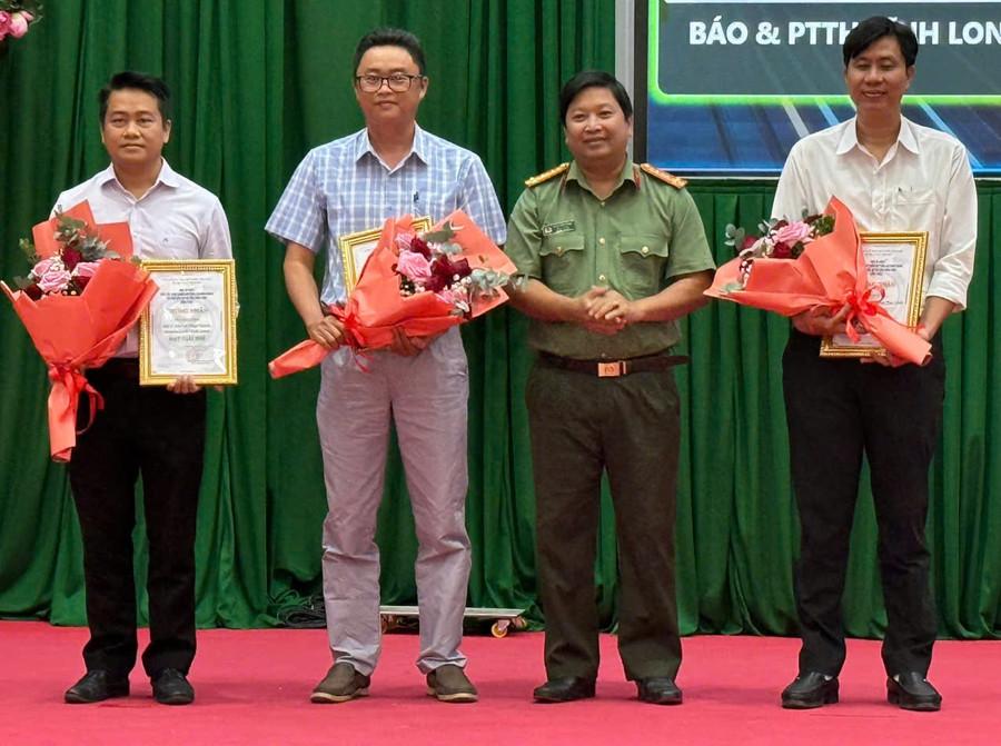 Đội của Trường ĐH Cửu Long (giữa) xuất sắc đoạt giải Nhất tại Diễn tập thực chiến An toàn an ninh mạng và ứng cứu sự cố tỉnh Vĩnh Long năm 2025.