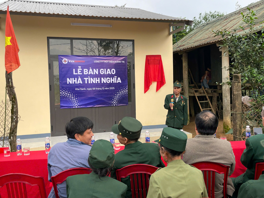 Những mái ấm nghĩa tình đối với gia đình chính sách do Công ty Thủy điện Quảng Trị trao tặng. gia-dinh-phat-bieu-cam-on.jpg
