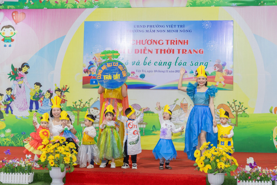 Trường Mầm non Minh Nông tổ chức chương trình biểu diễn thời trang “Cô và bé cùng tỏa sáng” với thông điệp “Thời trang xanh - Bảo vệ môi trường”. mn-minh-nong-3.jpg