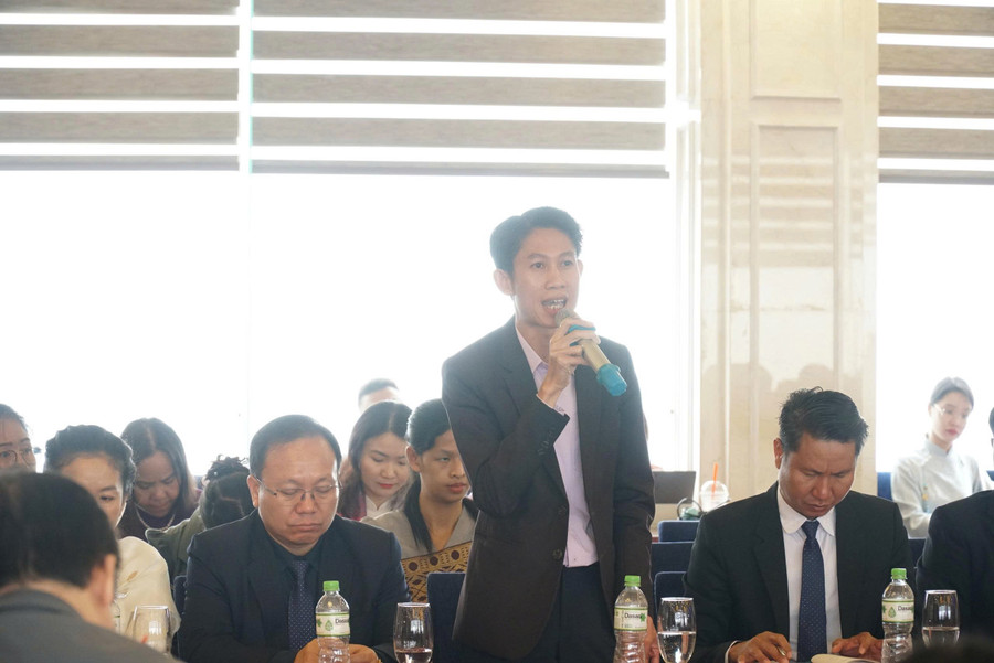 Giáo viên nước bạn Lào đặt câu hỏi về kinh nghiệm tổ chức kiểm tra, đánh giá người học vận dụng phương pháp SEA-PLM. Ảnh: Hồ Lài doan-cong-tac-bo-giao-duc-7.jpg