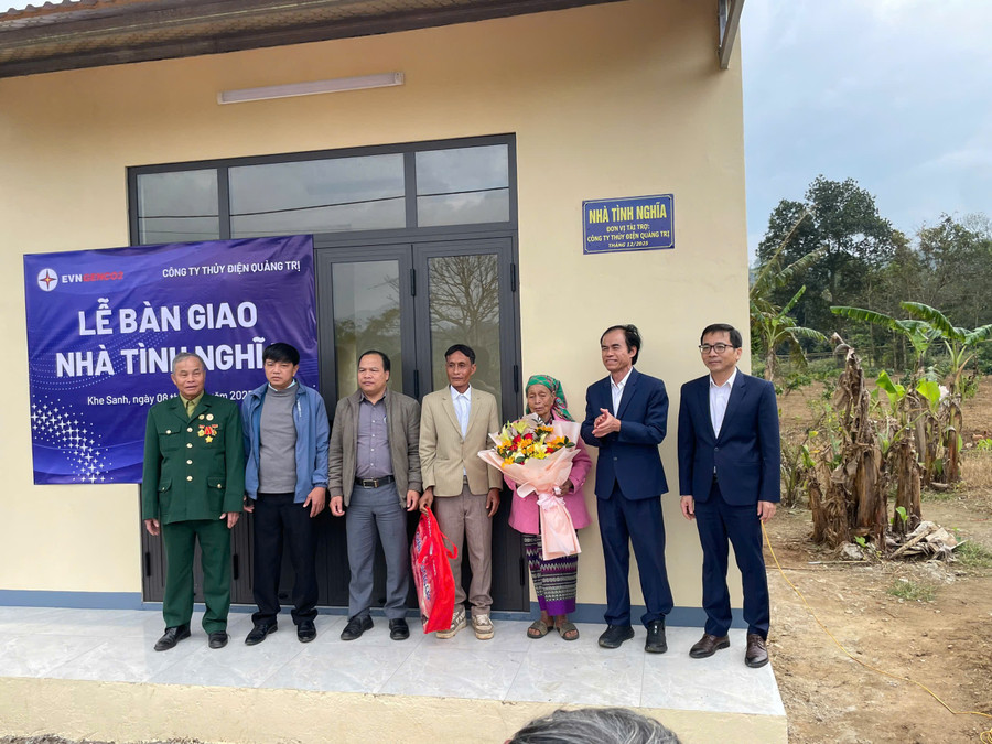 Ông Nguyễn Thanh Hùng (thứ 2 từ phải qua) và lãnh đạo chính quyền địa phương bàn giao nhà tình nghĩa cho bà Hồ Thị Xíp - thôn Ruộng, xã Khe Sanh. trao-qua-ba-ho-thi-xip.jpg