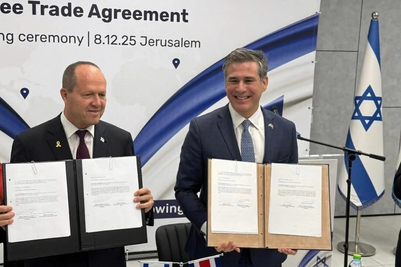 Bộ trưởng Kinh tế Israel ở bên trái và Bộ trưởng Ngoại thương Costa Rica ở bên phải tại lễ ký kết hiệp định thương mại tự do giữa hai nước ở Jerusalem ngày 8/12/2025.X