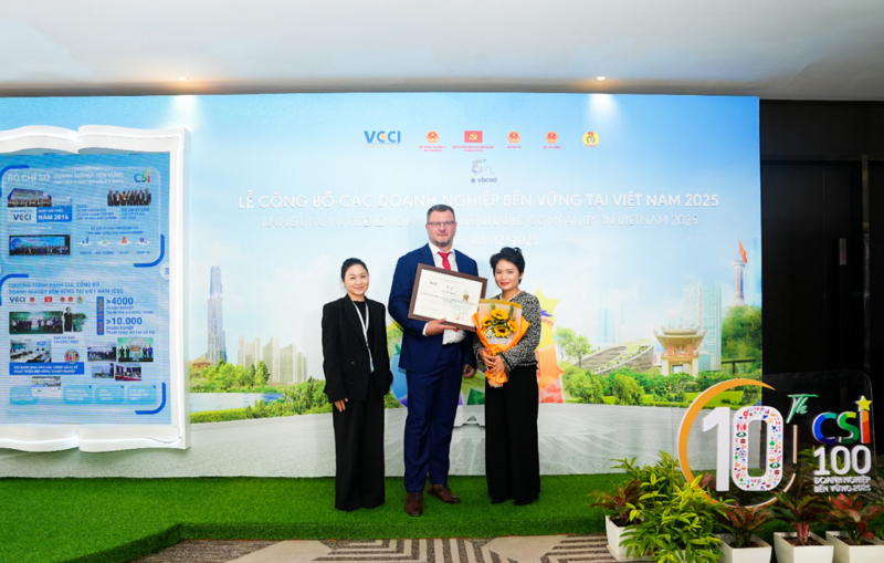 Ông Jakub Kudrna cùng đội ngũ Home Credit Việt Nam. Ảnh: Home Credit