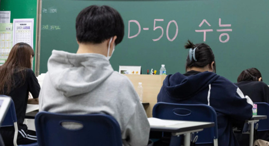 Học sinh đổ xô đăng ký học thêm tiếng Anh.