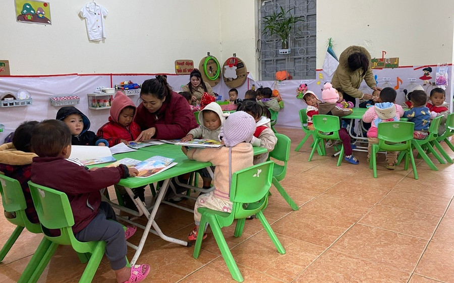 Học sinh vùng cao Dào San được nhắc nhở mặc đủ ấm khi đến trường mùa rét.