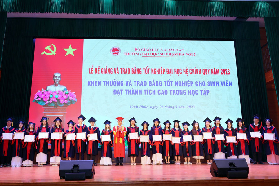 Trường ĐH Sư phạm Hà Nội 2 trao bằng cử nhân tốt nghiệp đại học hệ chính quy năm 2023. 4-4194.jpg