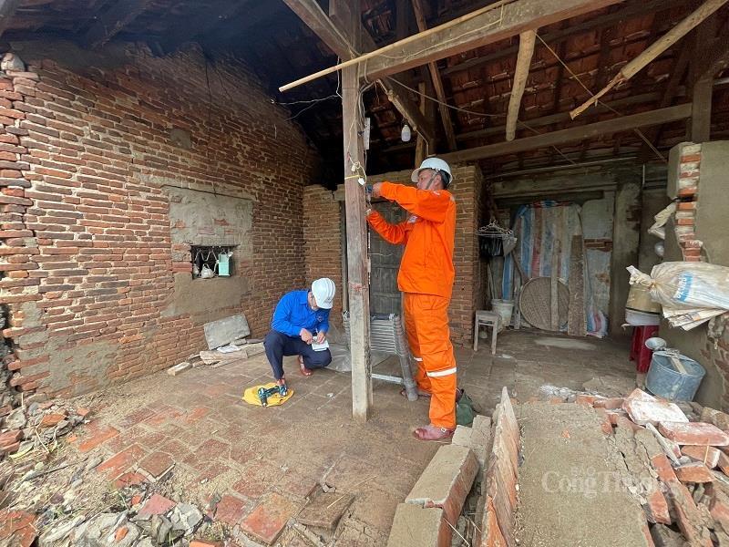 PC Đắk Lắk huy động nhân sự hỗ trợ người dân vùng rốn lũ. Ảnh: Hồng Phong