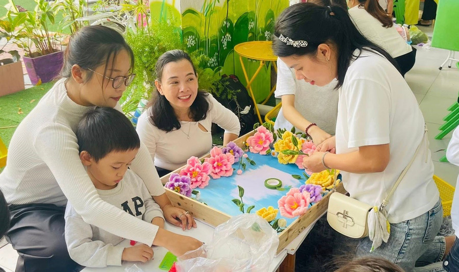 Phụ huynh Trường Mầm non Bình Minh (Hải Châu, Đà Nẵng) tham gia một số hoạt động cùng với trẻ tại trường học. Ảnh: NTCC pho-cap-giao-duc-mam-non-cho-tre-3-5-tuoi-6.jpg