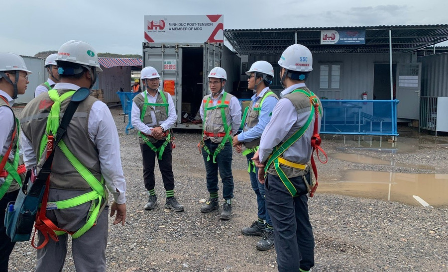 Ông Trần Đại Nghĩa (thứ 4, từ trái sang) - Tổng Giám đốc Tập đoàn Xây dựng Minh Đức cùng các kỹ sư đang trao đổi tại công trường. Ảnh: NVCC