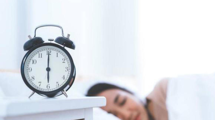 Duy trì thói quen sinh hoạt đều đặn cũng là một biện pháp quan trọng để cải thiện chất lượng giấc ngủ. (Ảnh: ITN) 2-duy-tri-thoi-quen.jpg