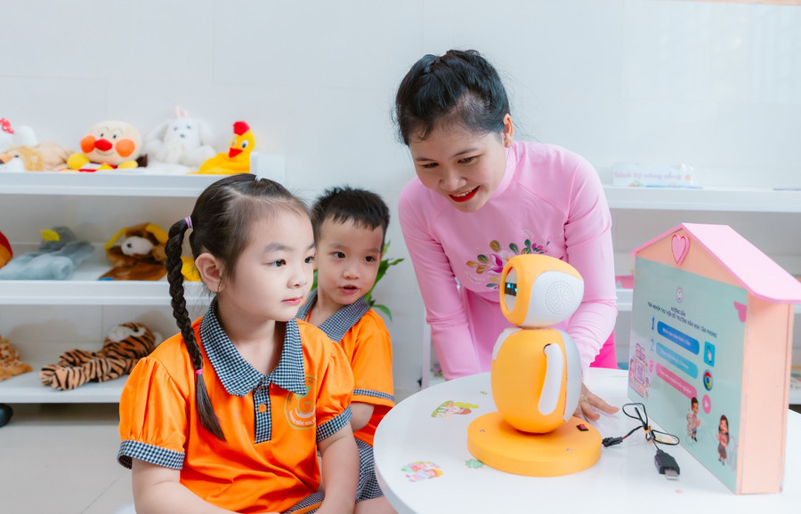 Bà Phạm Bảo Hạnh - Hiệu trưởng Trường Mầm non Tân Phong, cùng vui chơi với trẻ. Ảnh: Hồ Phúc