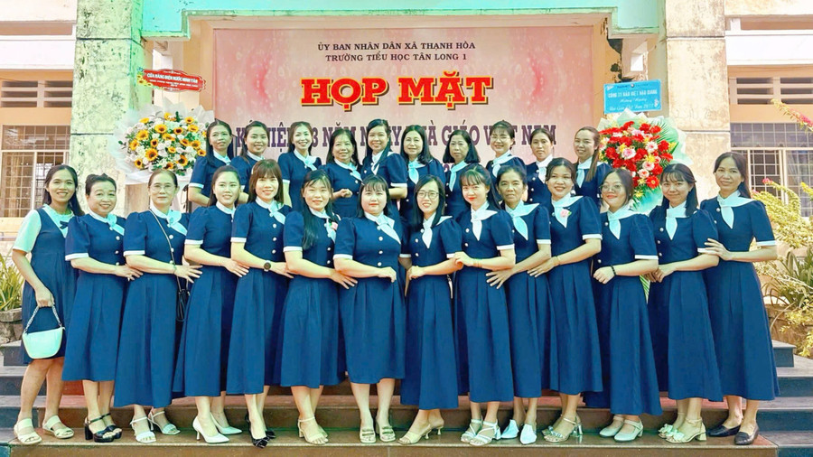 Giáo viên Trường Tiểu học Tân Long 1 (xã Thạnh Hòa, TP Cần Thơ) họp mặt kỷ niệm 43 năm Ngày Nhà giáo Việt Nam 20/11.