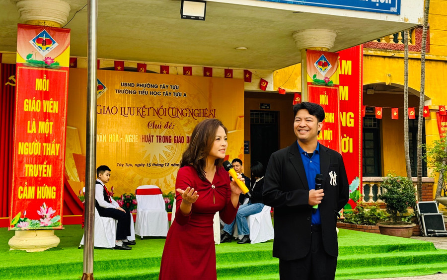 Nghệ sĩ Lại Huy Hoàng – Phó Bí thư Đoàn Thanh niên Bộ Văn hoá, Thể thao và Du lịch; Bí thư Đoàn Thanh niên Nhà hát Tuổi Trẻ và diễn viên Thu Quỳnh. thu-quynh-2.jpg