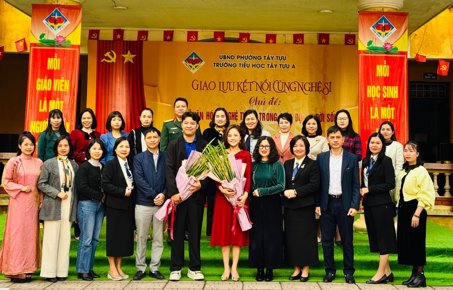 Hai nghệ sĩ chụp ảnh cùng thầy cô Trường TH Tây Tựu A. thu-quynh-3.jpg