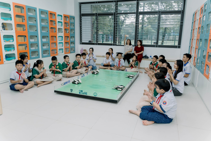 Không gian trải nghiệm hiện đại tạo thú vị cho học sinh về STEAM và AI. 68ecb7a70f490-12.jpg