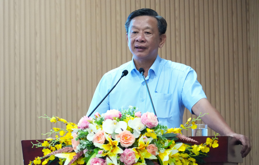 Ông Hồ Trung Việt, Trưởng Ban Tuyên giáo và Dân vận Tỉnh ủy Cà Mau báo cáo chuyên đề tại hội nghị. dsc01635.jpg