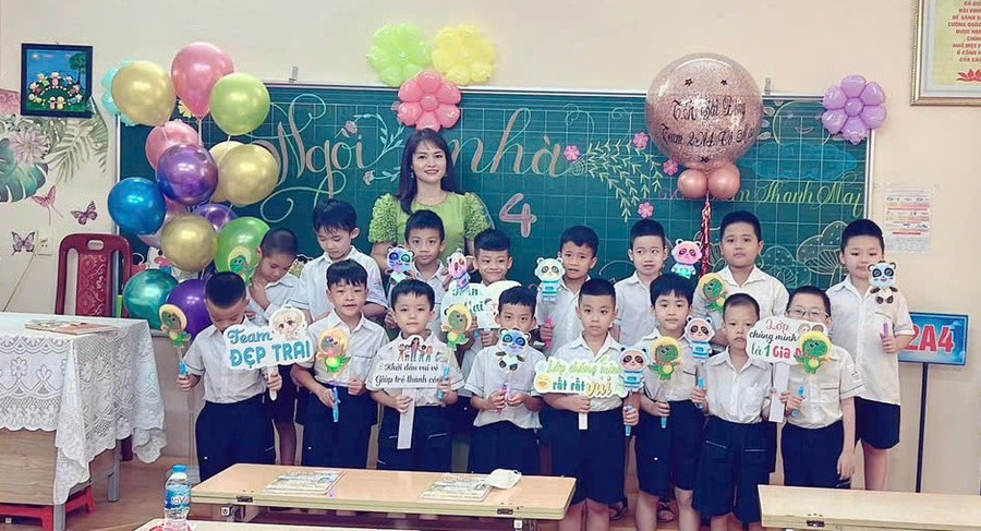 Cô Mai cùng học trò của mình.