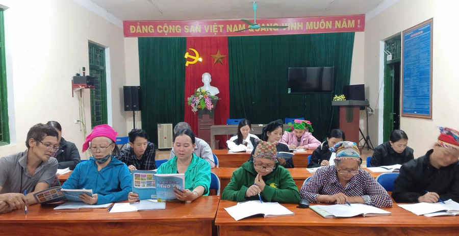 Học viên tích cực tham gia lớp xoá mù chữ.