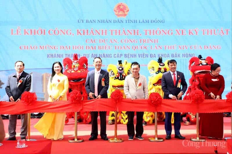 Các đại biểu thực hiện nghi thức cắt băng khánh thành Bệnh viện Đa khoa Đắk Nông. Ảnh: Diễm Thương
