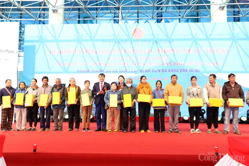 Lãnh đạo tỉnh Lâm Đồng trao 20 suất quà cho các bệnh nhân mắc bệnh hiểm nghèo, các bệnh nhân có hoàn cảnh đặc biệt khó khăn đang điều trị tại bệnh viện. Ảnh: Diễm Thương