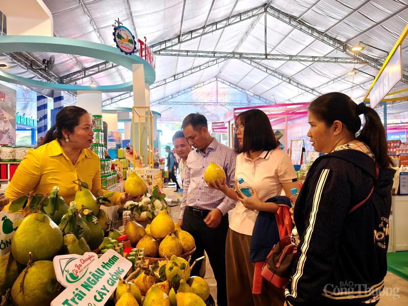 Khách tham quan tìm hiểu sản phẩm tại khu trưng bày.