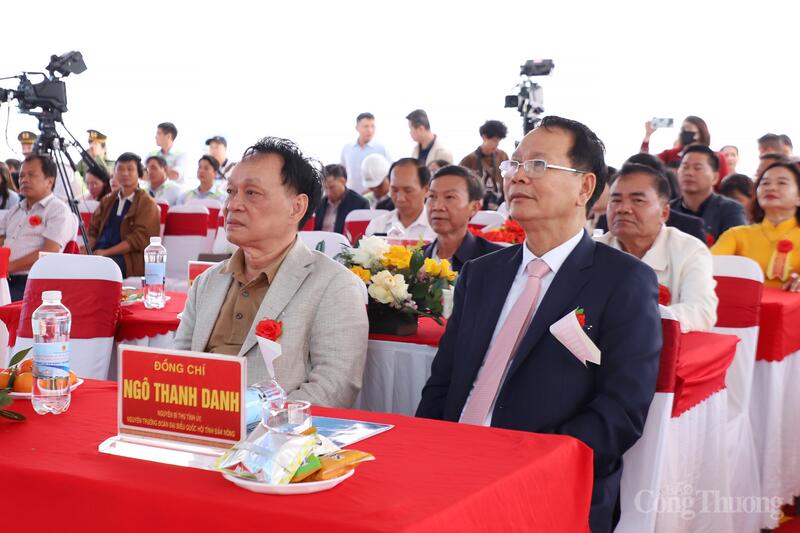 Tham dự Lễ khánh thành có nguyên Bí thư Tỉnh ủy, nguyên lãnh đạo tỉnh qua các thời kỳ. Ảnh: Diễm Thương