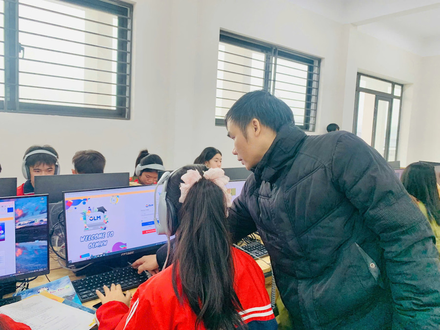 Giáo viên hướng dẫn học sinh truy cập OLM làm bài kiểm tra. olm-2.jpg