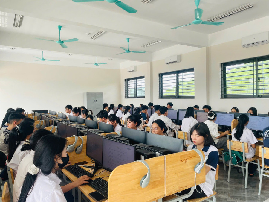 Học sinh Trường THPT Tức Tranh làm bài thi thử Tốt nghiệp THPT trên nền tảng OLM. anh-1.jpg