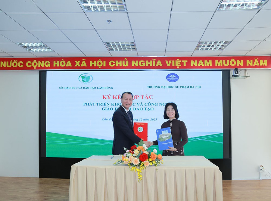 PGS.TS Nguyễn Đức Sơn, Hiệu trưởng Trường ĐHSP Hà Nội và Giám đốc Sở GD&ĐT Lê Thị Bích Liên ký kết biên bản hợp tác. sp-3.jpg