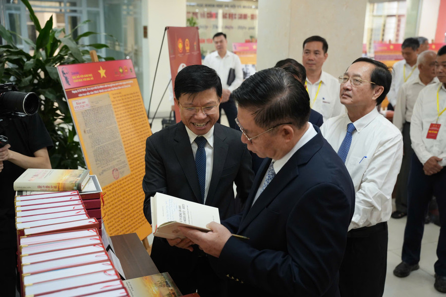 GS.TS Hoàng Anh Tuấn: Mối quan hệ hữu cơ chặt chẽ giữa chính trị - kinh tế, khoa học – công nghệ, giáo dục – đào tạo và văn hóa. daihocjpg1.jpg