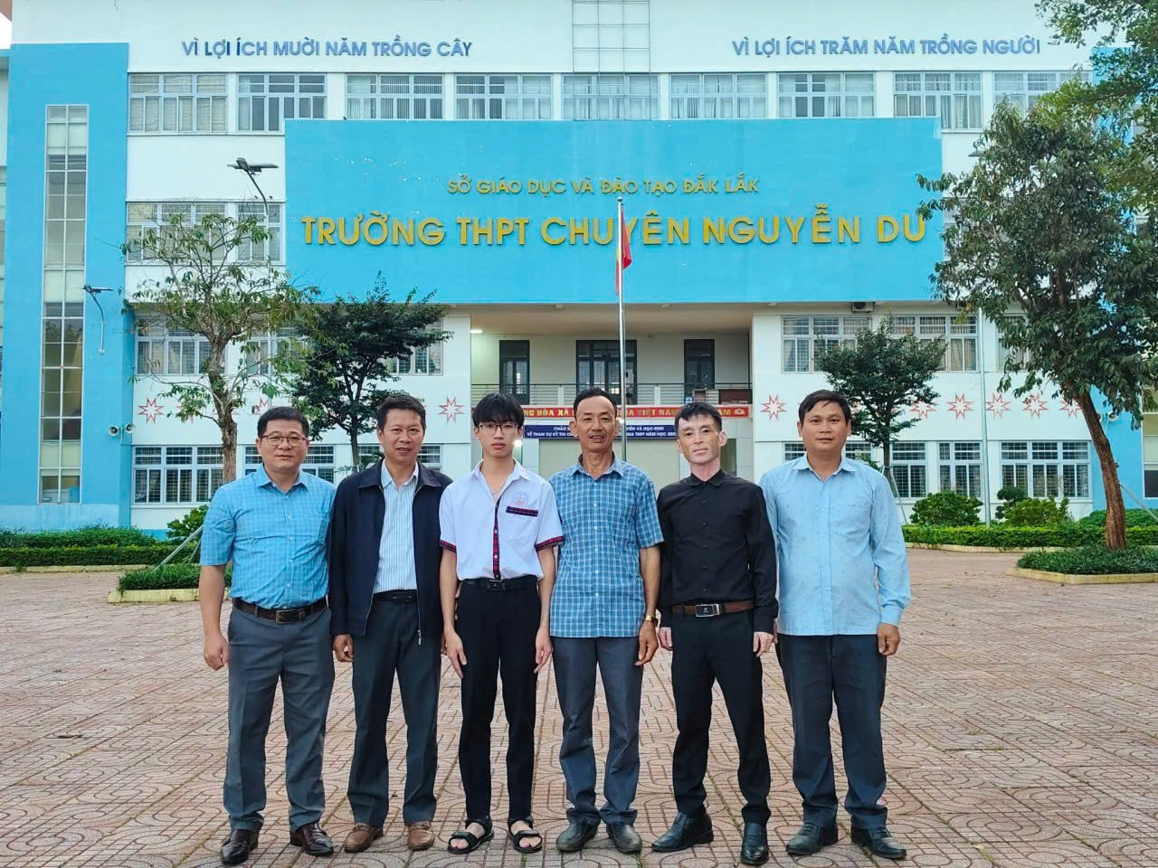 Lãnh đạo nhà trường động viên em Nguyễn Thọ Hoàng An trước Kỳ thi chọn học sinh giỏi quốc gia năm học 2025-2026. (Ảnh: ĐTN) 1-1-hsg.jpg