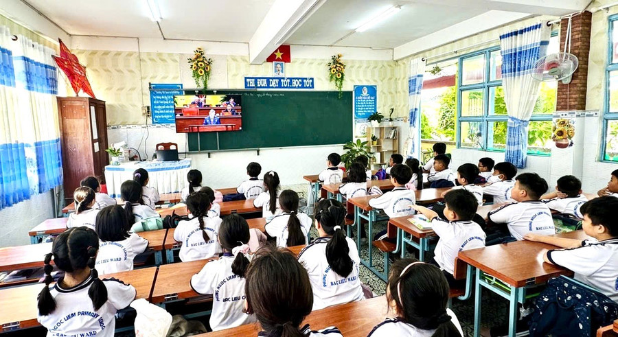 Học sinh Trường Tiểu học Phùng Ngọc Liêm theo dõi phiên trực tiếp Đại hội Đảng qua màn hình trong lớp học. gen-n-theo-doi-dai-hoi-3.jpg