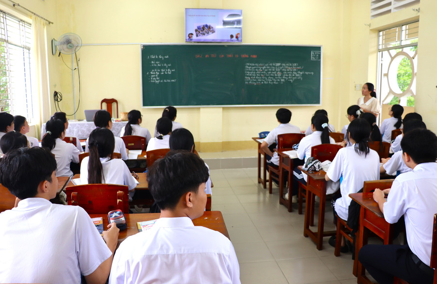 Một tiết dạy tại Trường THPT chuyên Phan Ngọc Hiển. truogn-chuyen-8.jpg