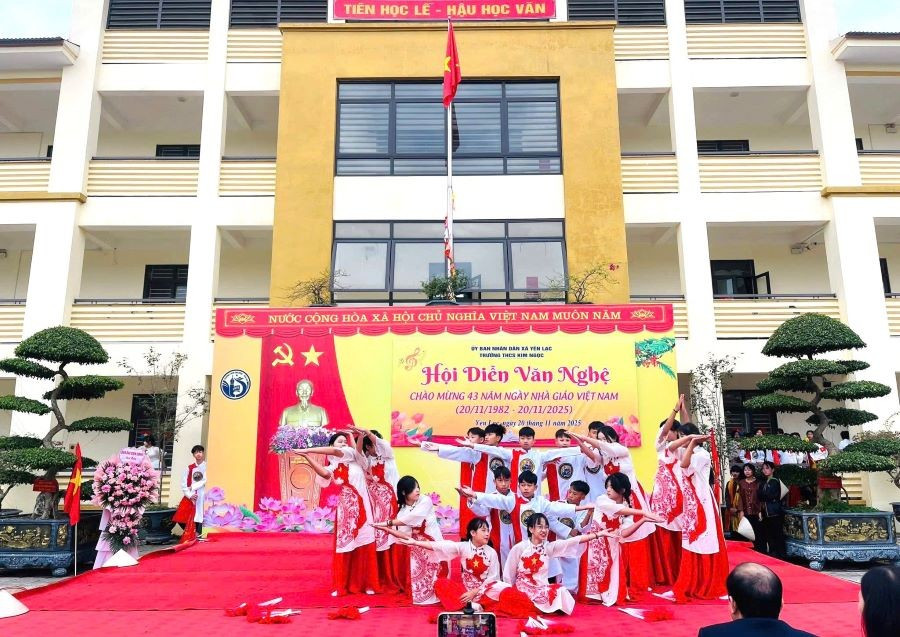 Học sinh sôi nổi tham gia hội diễn văn nghệ. z7472198994518-1fd9ca86d9014a4549fe3b32ff266316.jpg