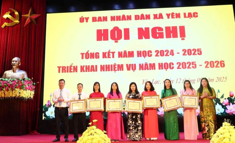 Bà Nguyễn Thị Đào - Hiệu trưởng (thứ 5 từ phải sang) và cô giáo Nguyễn Thị Nguyệt (thứ 4 từ phải sang) Trường THCS Kim Ngọc cùng các cán bộ, giáo viên các trường ở xã Yên Lạc nhận Bằng khen của Chủ tịch UBND tỉnh Phú Thọ tặng. z7474152537235-96858c315a6b8ee9c68adb393e2eaf55.jpg