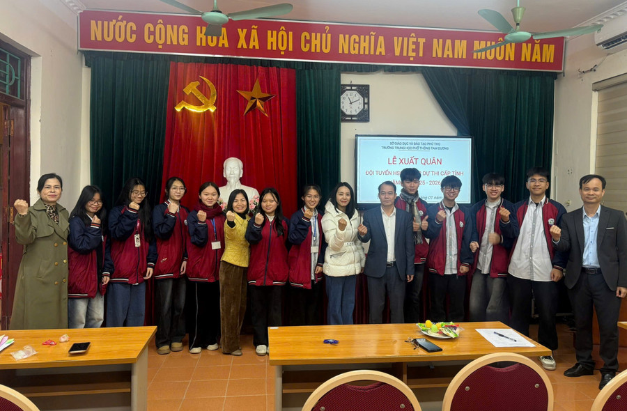 Lãnh đạo Trường THPT Tam Dương động viên học sinh trước kỳ thi chọn HSG tỉnh.