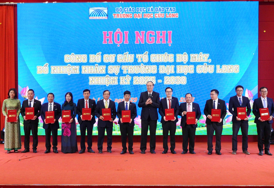 TS Nguyễn Thanh Dũng, Phó Hiệu trưởng Trường ĐH Cửu Long trao quyết định bổ nhiệm Trưởng phòng, ban, viện, trung tâm. dhcl-bo-nhiem-3.jpg