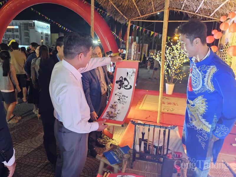 Du khách tham gia và trải nghiệm sản phẩm ngay tại ngày hội.