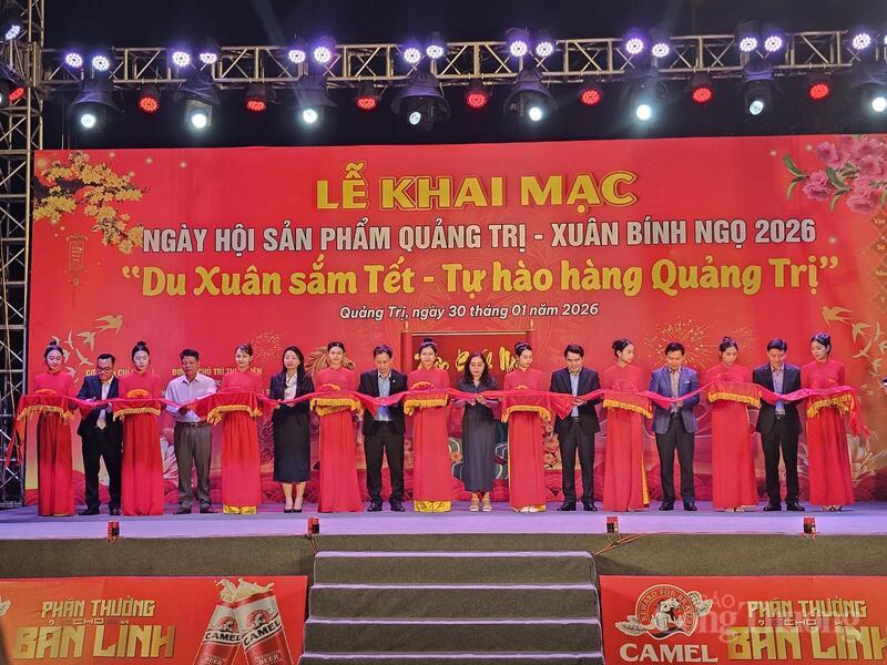 Các đại biểu cắt băng đánh dấu khai mạc ngày hội.