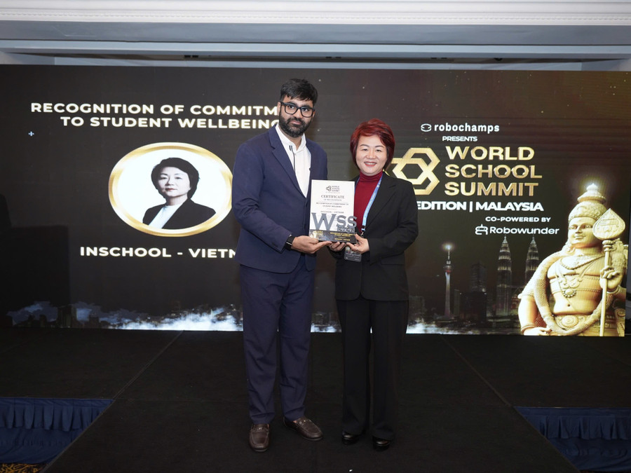 Cô Christina Nguyễn – Đại diện INschool Việt Nam nhận giải thưởng. img-6889.jpg