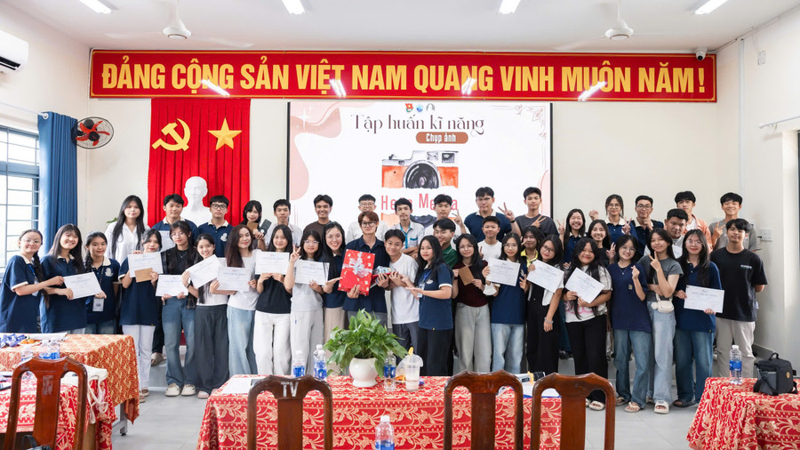 Các thành viên CLB truyền thông Hera Media (Trường THPT Phú Quốc) cùng chụp ảnh lưu niệm trong một hoạt động.