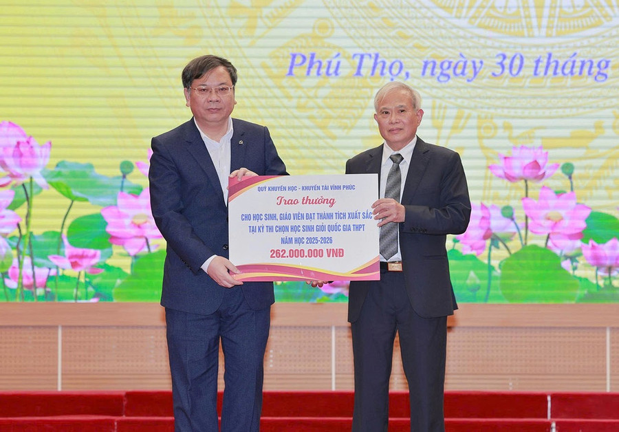 Sở GD&ĐT tỉnh Phú Thọ tiếp nhận 262 triệu đồng từ Quỹ Khuyến học Vĩnh Phúc. 3.jpg