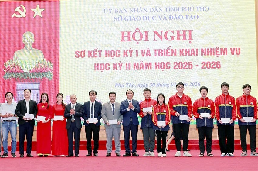Lãnh đạo Sở GD&ĐT tỉnh Phú Thọ trao thưởng học sinh được chọn tham gia chọn đội tuyển Olympic quốc tế năm 2026 và nhóm giáo viên bồi dưỡng học sinh tham gia chọn đội tuyển Olympic quốc tế năm 2026. 4.jpg