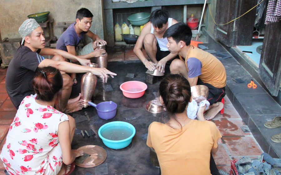 Nghề gò dát đồng - nghề thủ công cổ truyền làm nên danh tiếng Đại Bái.