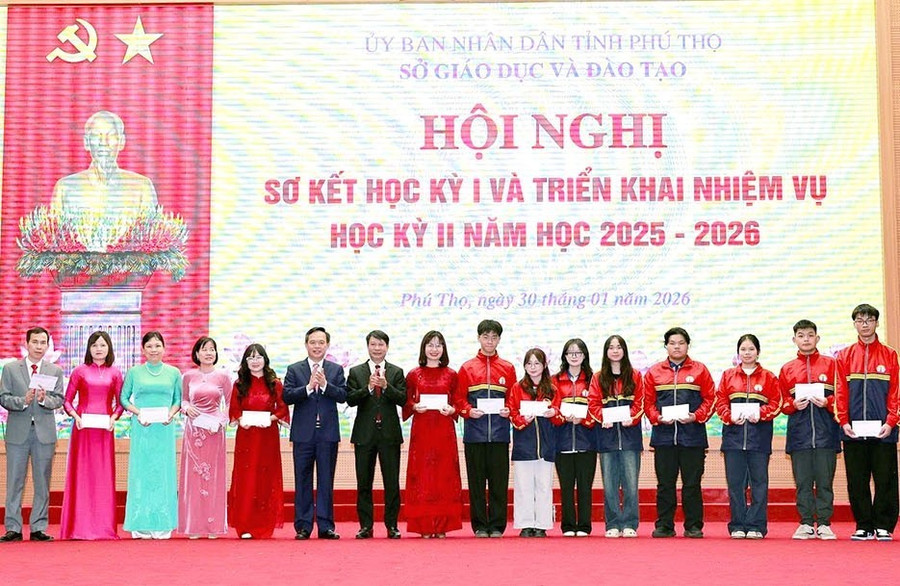 Lãnh đạo tỉnh Phú Thọ trao thưởng cho học sinh đoạt giải Nhất và các giáo viên bồi dưỡng học sinh đoạt giải Nhất Kỳ thi chọn học sinh giỏi quốc gia THPT năm học 2025 - 2026.