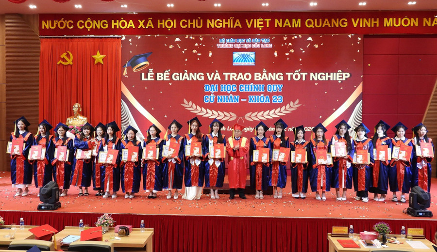 Lãnh đạo Trường ĐH Cửu Long trao bằng tốt nghiệp cho tân cử nhân hệ đại học chính quy.