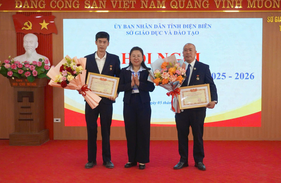 Bà Hoàng Tuyết Ban - Giám đốc Sở GD&ĐT tỉnh Điện Biên trao tặng danh hiệu Chiến sĩ thi đua cấp tỉnh cho 2 cá nhân.