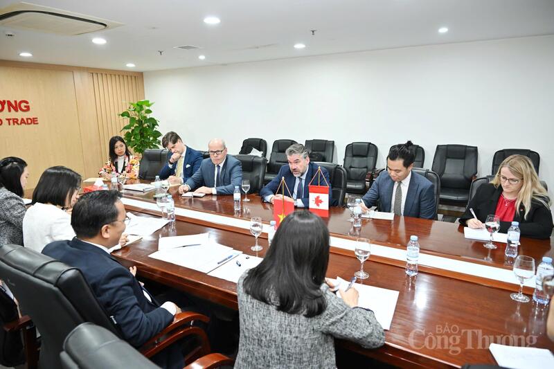 Ông John Hannaford - Đặc phái viên của Thủ tướng Canada tại Liên minh châu Âu (EU) chia sẻ tại buổi làm việc.