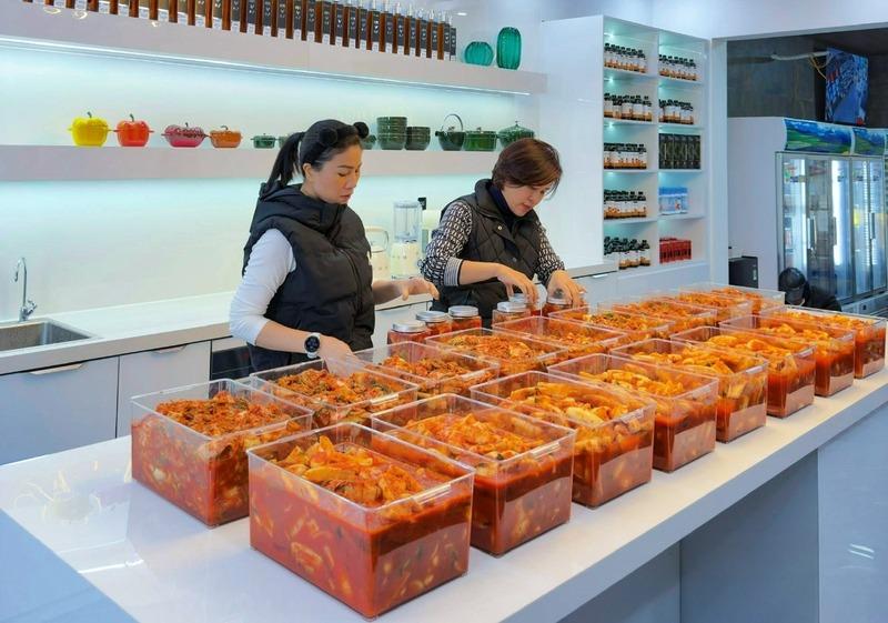 Các hộ kinh doanh tất bật chuẩn bị hàng tết cho khách hàng. Ảnh: Mai Liễu