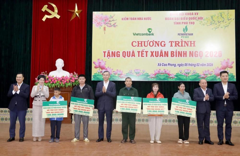 Vietcombank trao 1 tỷ đồng hỗ trợ giáo dục và xây nhà đại đoàn kết tại tỉnh Phú Thọ